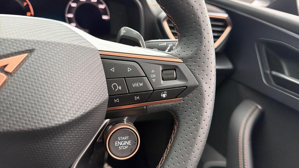 
								2025 CUPRA Leon 1.5 eTSI V1 DSG full									