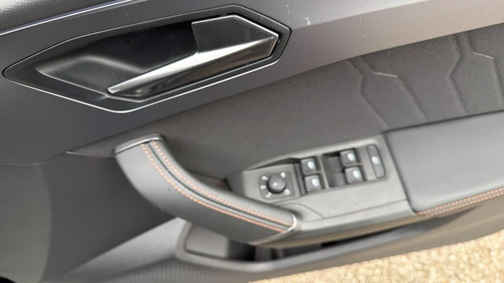 
								2025 CUPRA Leon 1.5 eTSI V1 DSG full									