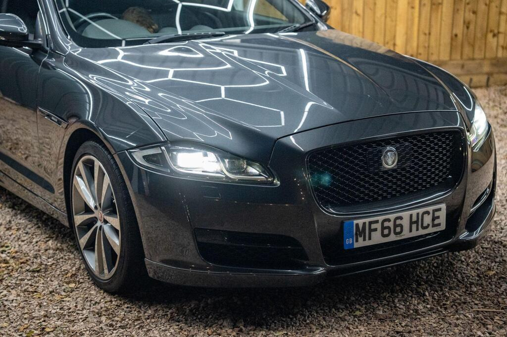 
								2016 Jaguar XJ3.0d V6 R-Sport Auto full									