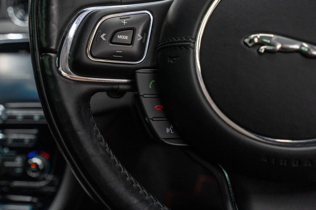 
								2016 Jaguar XJ3.0d V6 R-Sport Auto full									