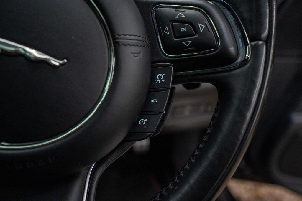 
								2016 Jaguar XJ3.0d V6 R-Sport Auto full									