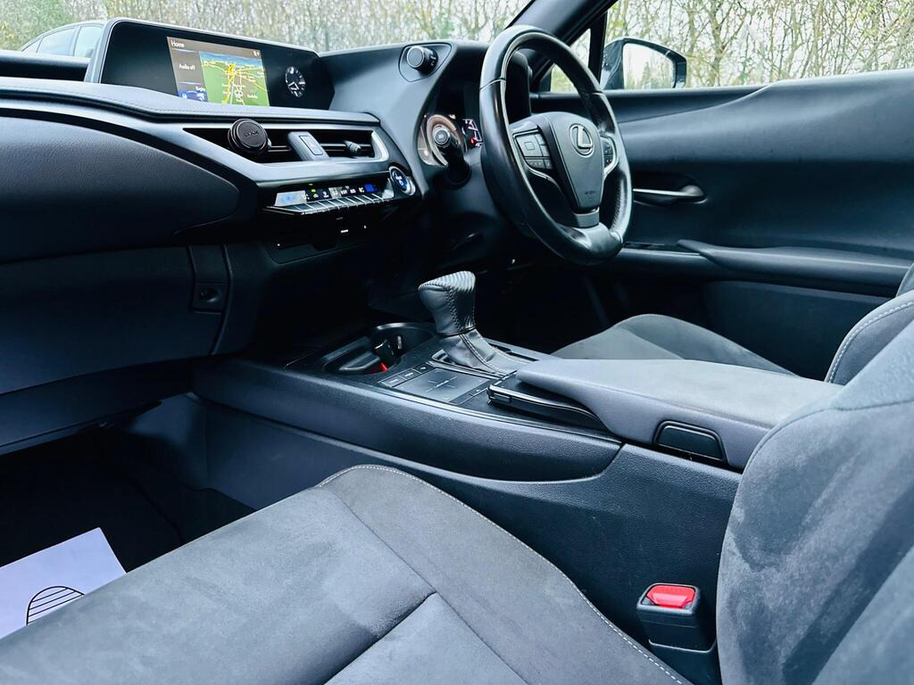 
								2020 Lexus UX 250h E-CVT full									