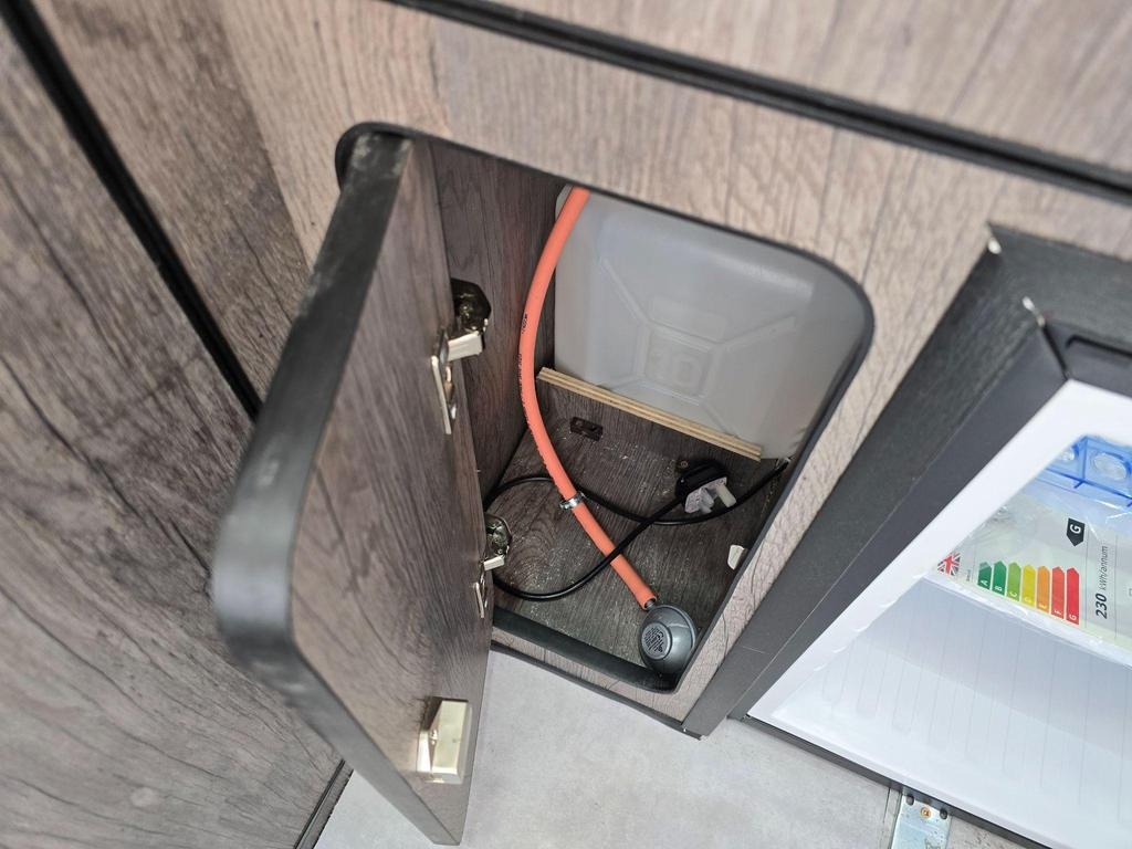 
								2019 Mercedes-Benz Sprinter Stealth Camper 2.1 full									