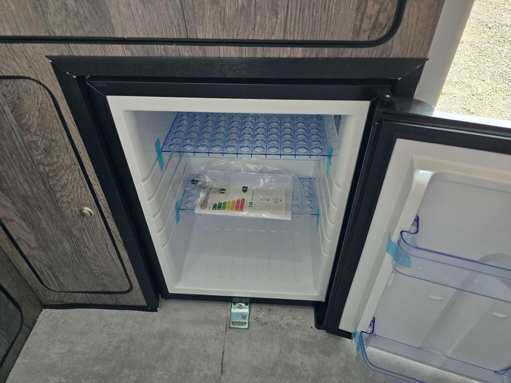 
								2019 Mercedes-Benz Sprinter Stealth Camper 2.1 full									