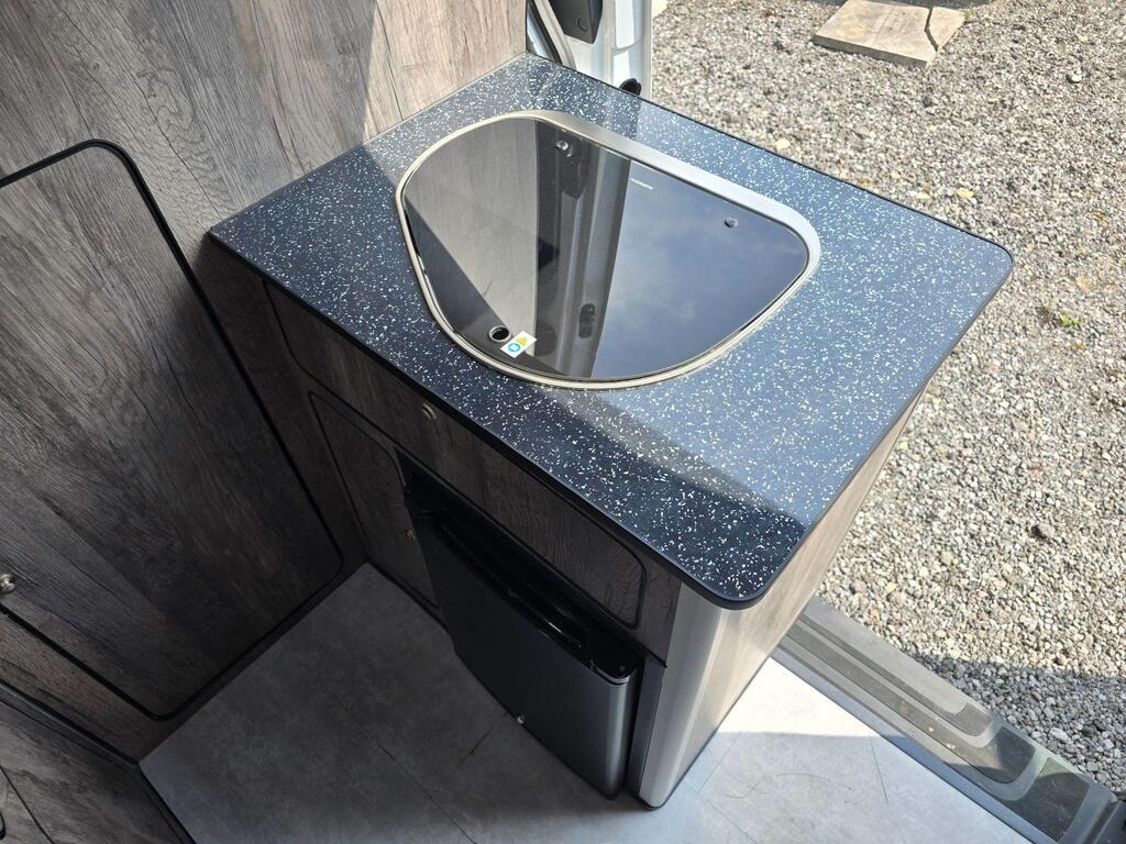 
								2019 Mercedes-Benz Sprinter Stealth Camper 2.1 full									