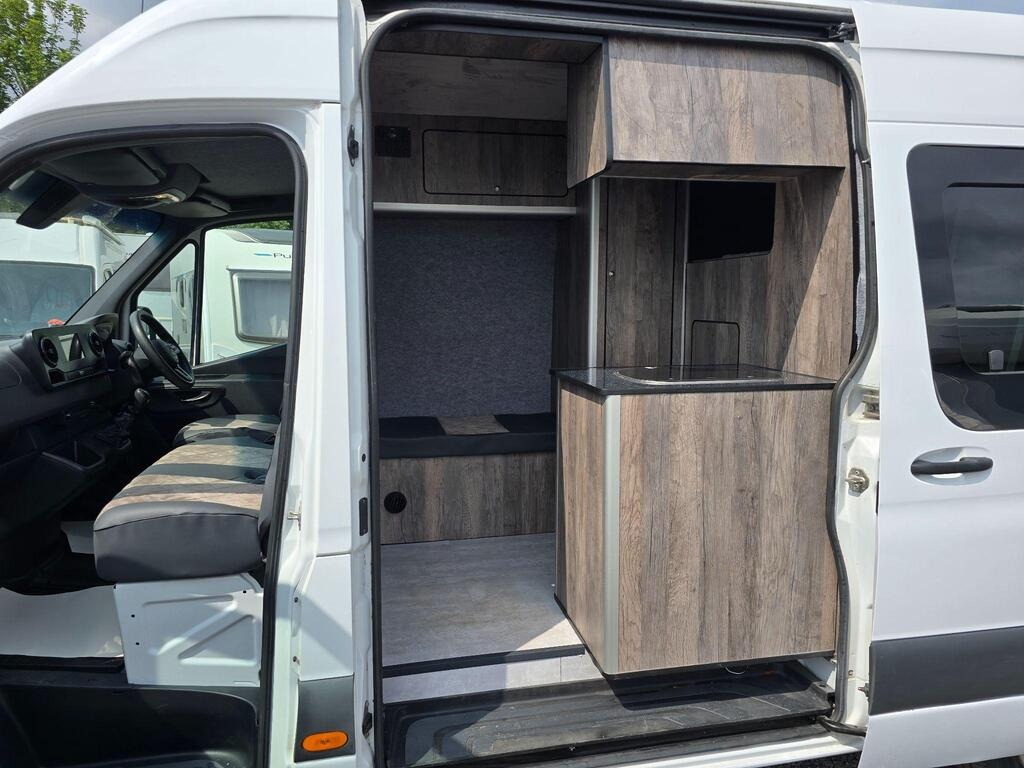
								2019 Mercedes-Benz Sprinter Stealth Camper 2.1 full									