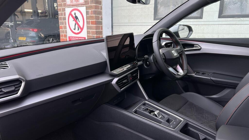 
								2025 SEAT Leon 1.5 eTSI MHEV FR Sport DSG full									