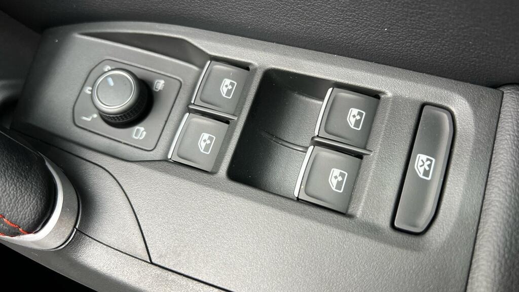 
								2025 SEAT Leon 1.5 eTSI MHEV FR Sport DSG full									