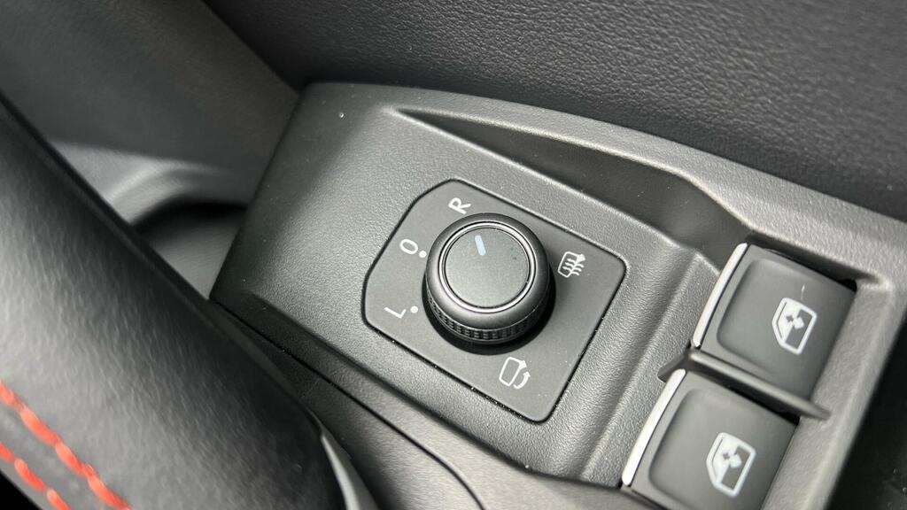 
								2025 SEAT Leon 1.5 eTSI MHEV FR Sport DSG full									