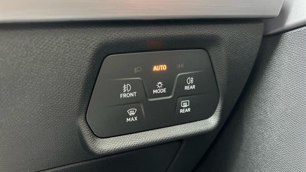 
								2025 SEAT Leon 1.5 eTSI MHEV FR Sport DSG full									