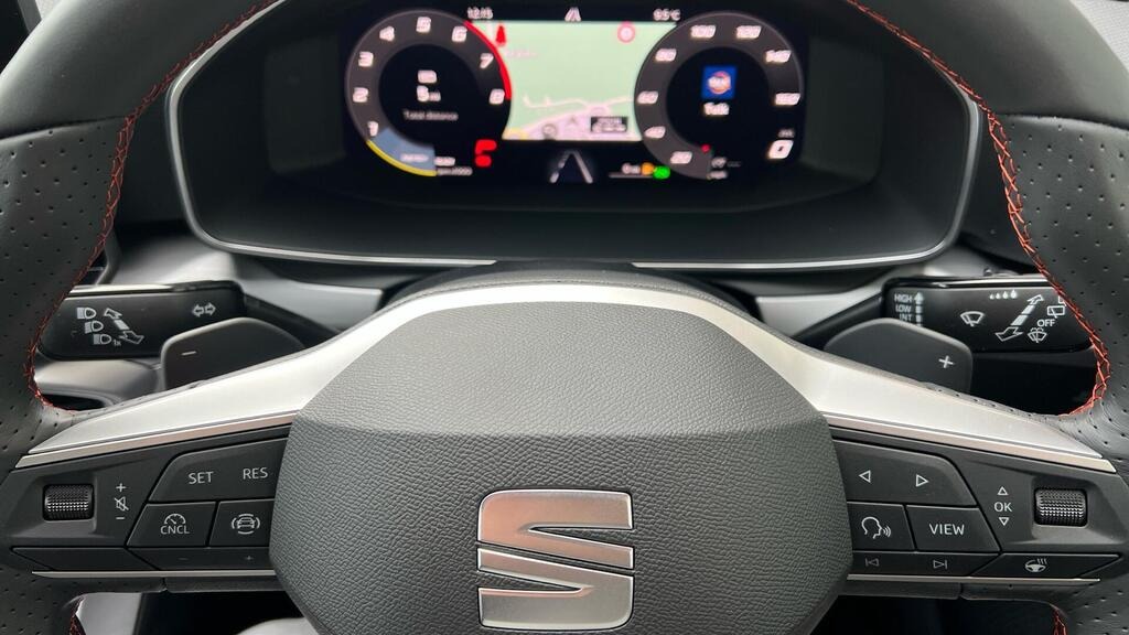 
								2025 SEAT Leon 1.5 eTSI MHEV FR Sport DSG full									