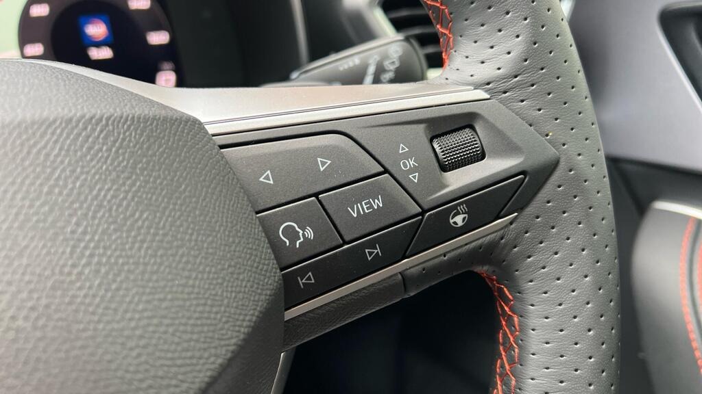 
								2025 SEAT Leon 1.5 eTSI MHEV FR Sport DSG full									