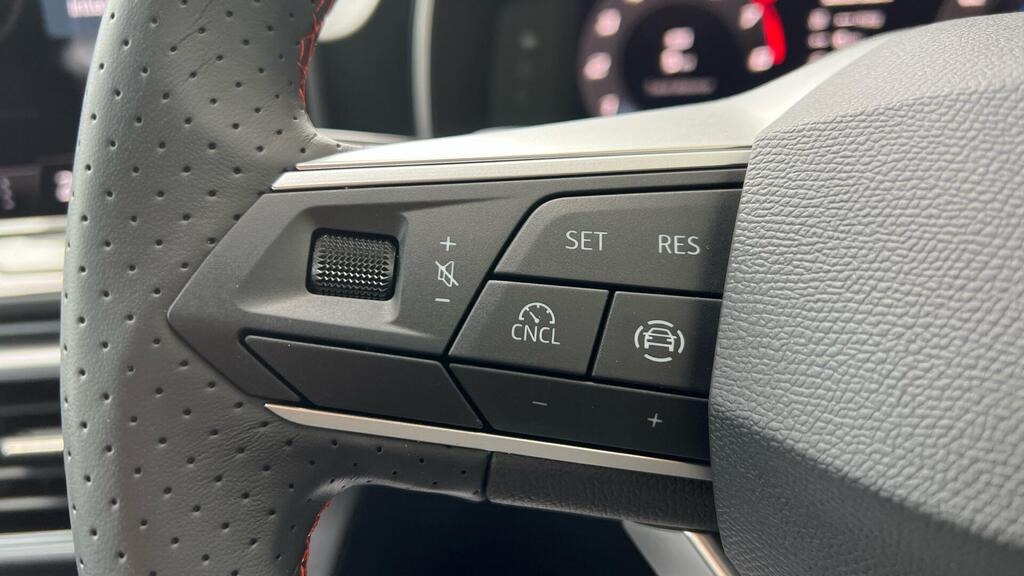 
								2025 SEAT Leon 1.5 eTSI MHEV FR Sport DSG full									