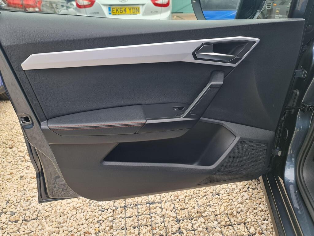 
								2023 SEAT Arona 1.0 TSI FR Edition full									