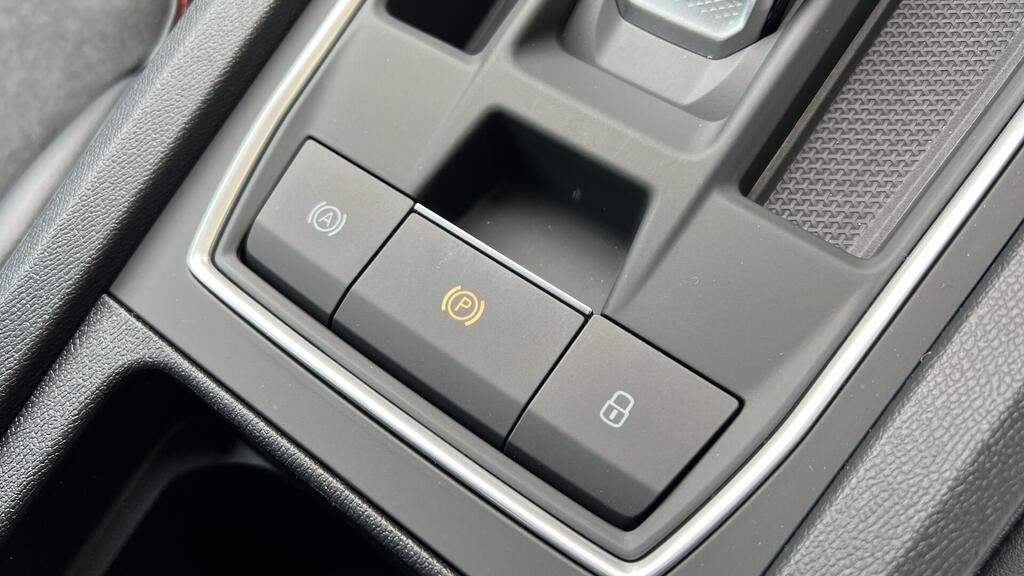 
								2025 SEAT Leon 1.5 eTSI MHEV FR Sport DSG full									