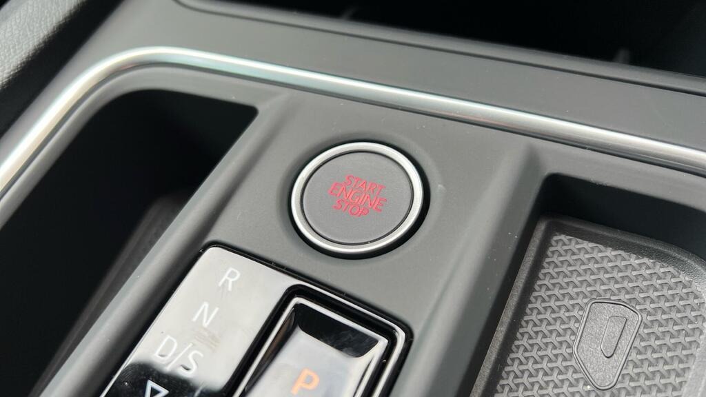 
								2025 SEAT Leon 1.5 eTSI MHEV FR Sport DSG full									