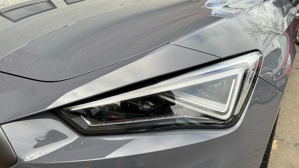 
								2025 SEAT Leon 1.5 eTSI MHEV FR Sport DSG full									