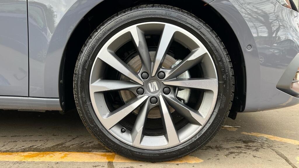 
								2025 SEAT Leon 1.5 eTSI MHEV FR Sport DSG full									