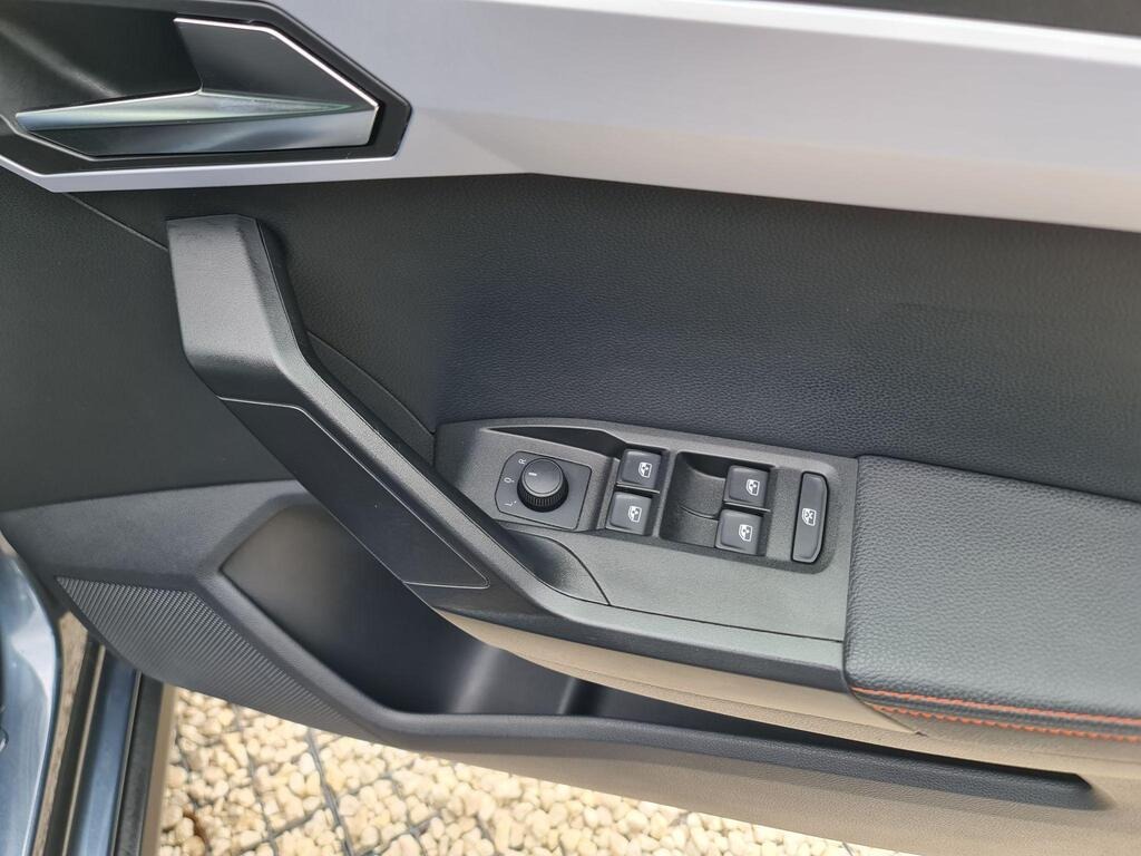 
								2023 SEAT Arona 1.0 TSI FR Edition full									