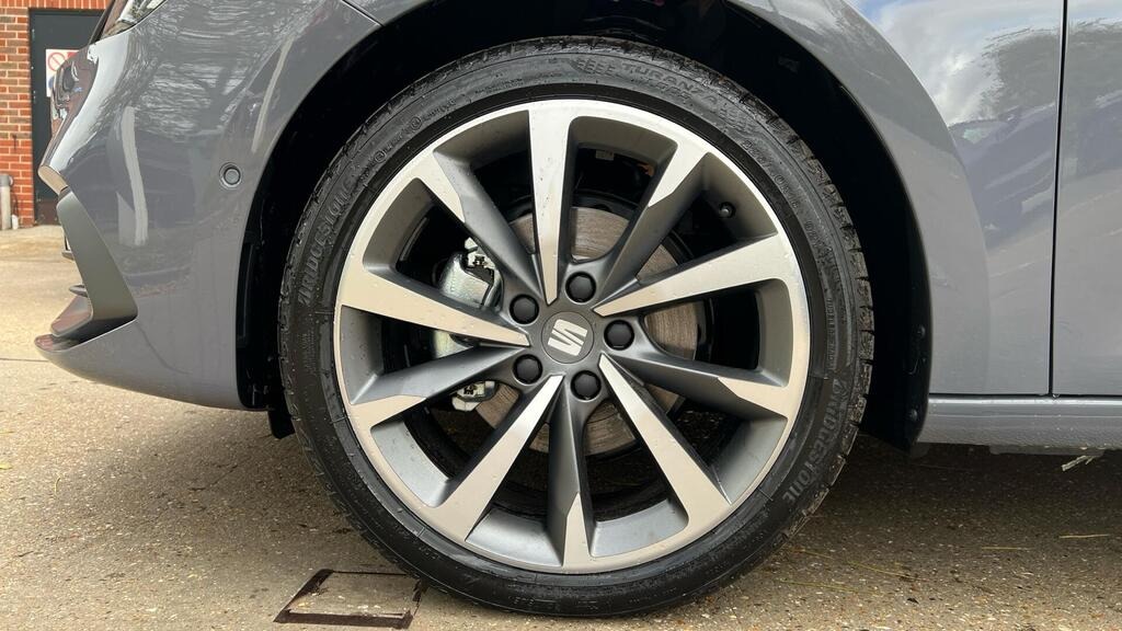 
								2025 SEAT Leon 1.5 eTSI MHEV FR Sport DSG full									