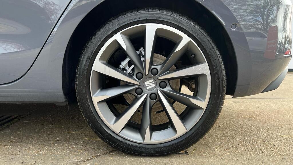 
								2025 SEAT Leon 1.5 eTSI MHEV FR Sport DSG full									