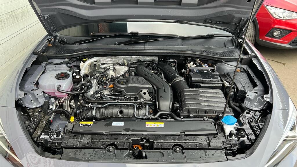 
								2025 SEAT Leon 1.5 eTSI MHEV FR Sport DSG full									