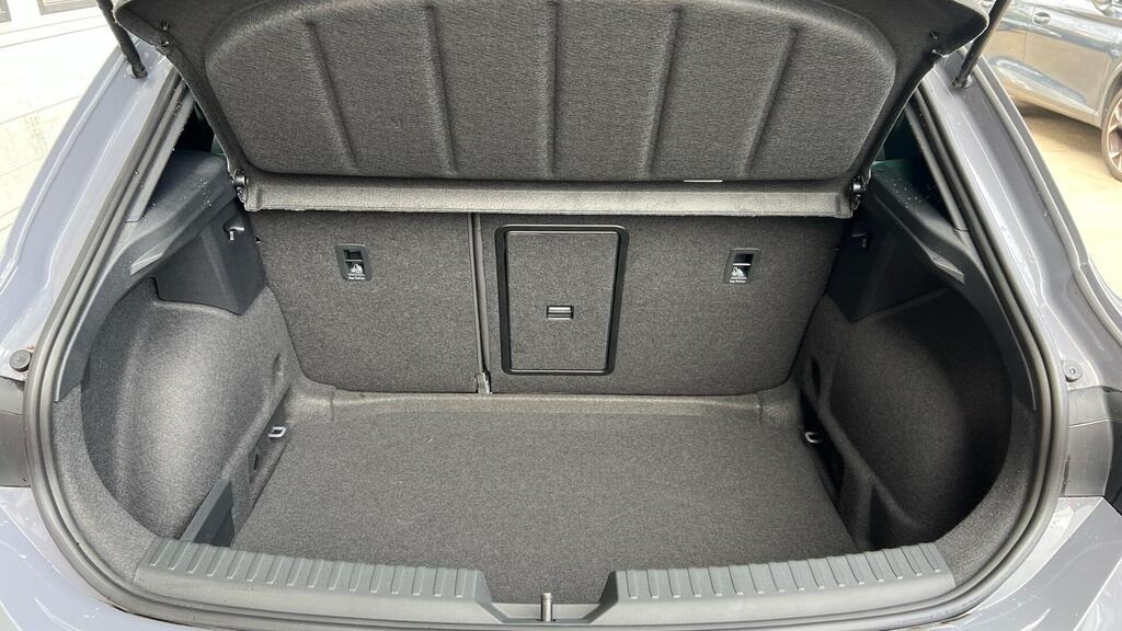 
								2025 SEAT Leon 1.5 eTSI MHEV FR Sport DSG full									