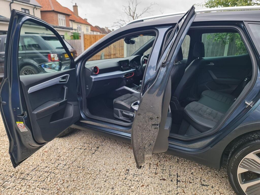 
								2023 SEAT Arona 1.0 TSI FR Edition full									