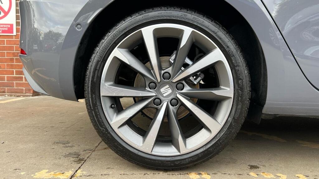 
								2025 SEAT Leon 1.5 eTSI MHEV FR Sport DSG full									