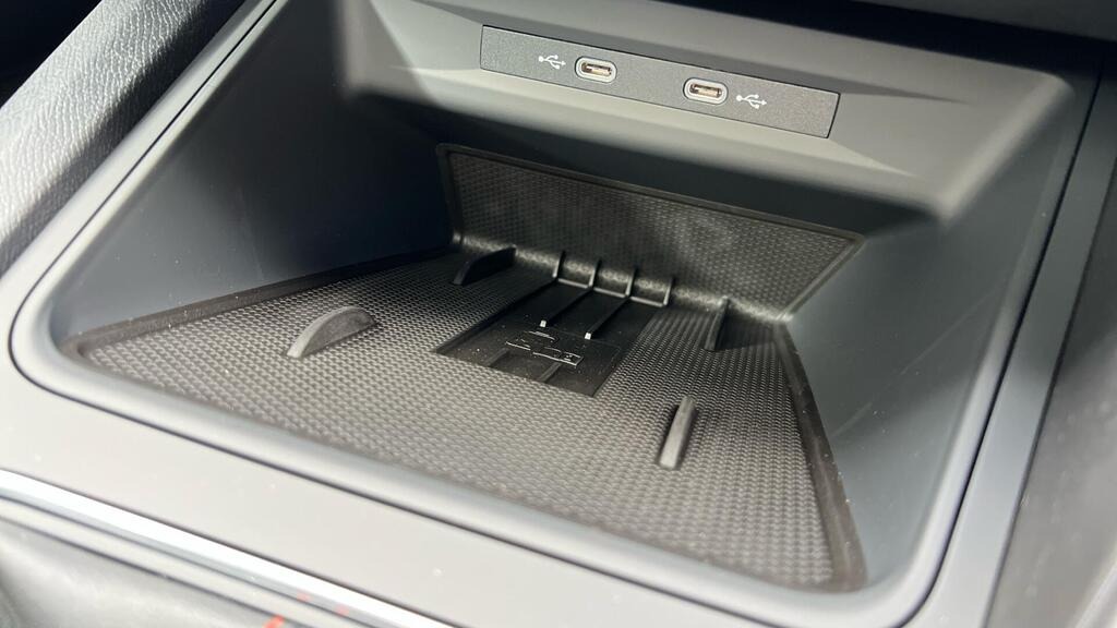 
								2025 SEAT Leon 1.5 TSI FR Black Edition full									