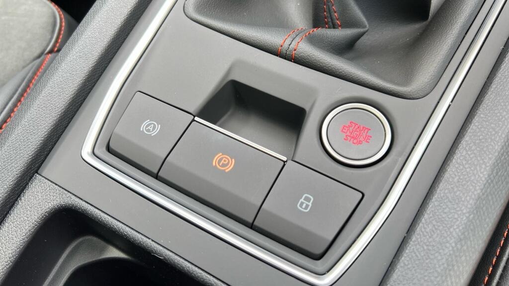 
								2025 SEAT Leon 1.5 TSI FR Black Edition full									