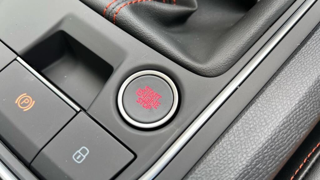 
								2025 SEAT Leon 1.5 TSI FR Black Edition full									