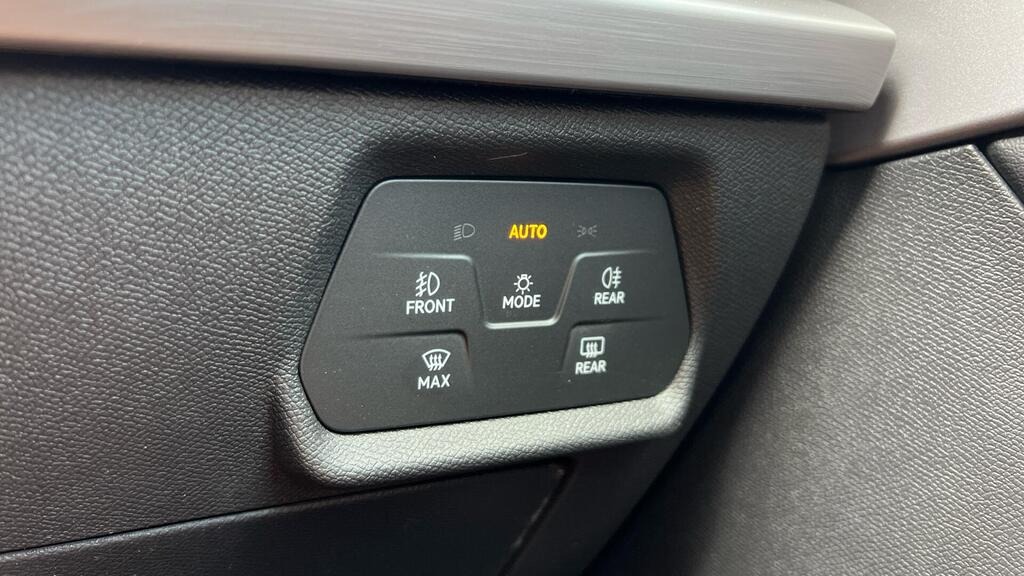 
								2025 SEAT Leon 1.5 TSI FR Black Edition full									