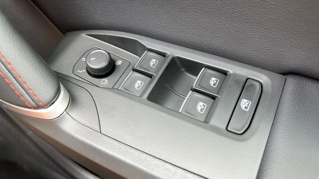 
								2025 SEAT Leon 1.5 TSI FR Black Edition full									