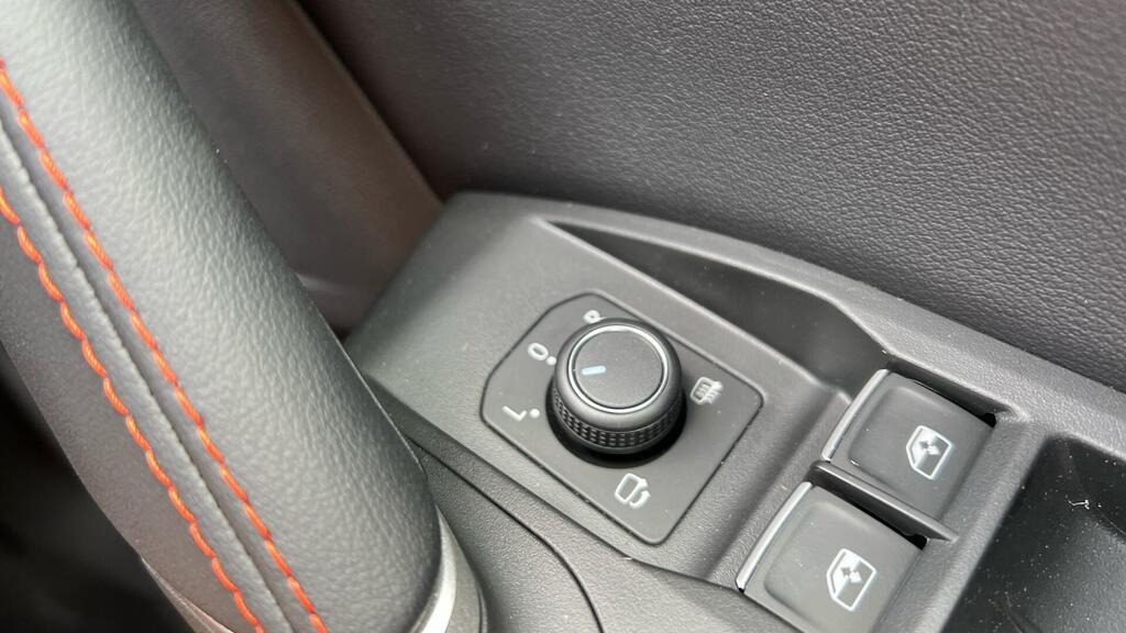 
								2025 SEAT Leon 1.5 TSI FR Black Edition full									