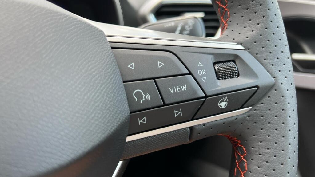 
								2025 SEAT Leon 1.5 TSI FR Black Edition full									