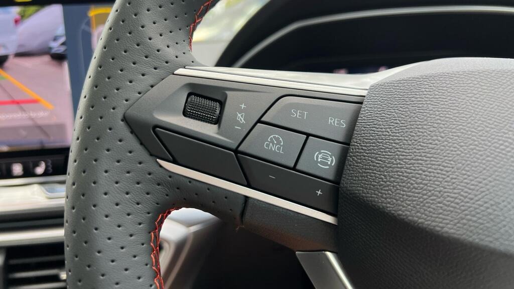 
								2025 SEAT Leon 1.5 TSI FR Black Edition full									