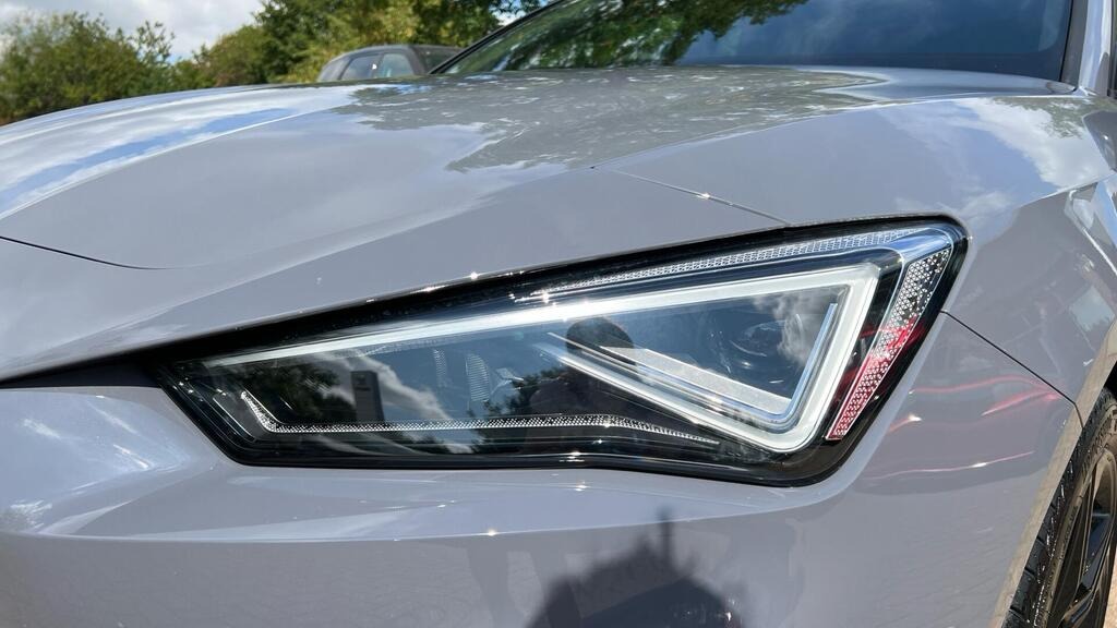 
								2025 SEAT Leon 1.5 TSI FR Black Edition full									