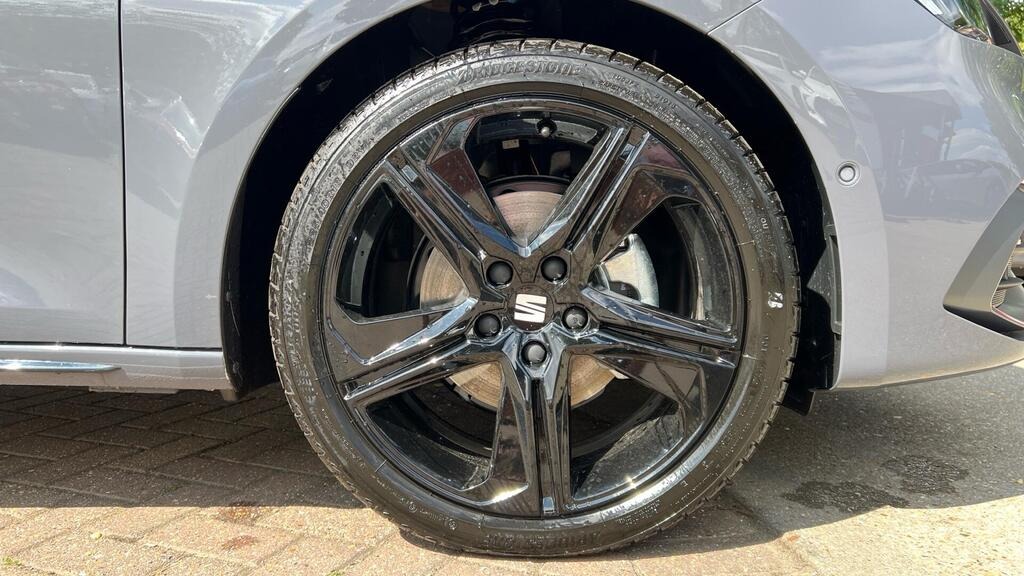 
								2025 SEAT Leon 1.5 TSI FR Black Edition full									