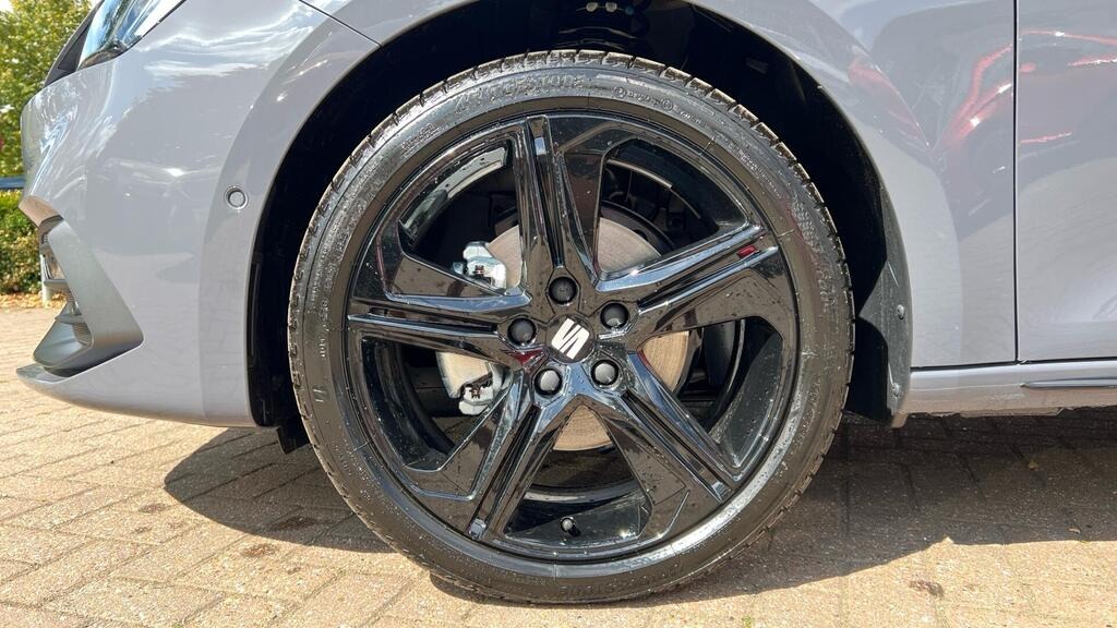 
								2025 SEAT Leon 1.5 TSI FR Black Edition full									