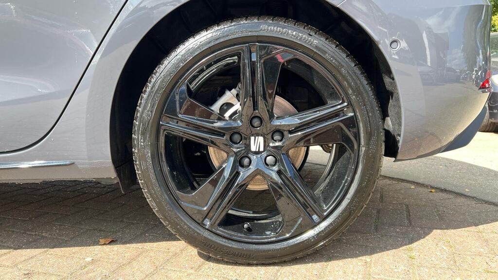 
								2025 SEAT Leon 1.5 TSI FR Black Edition full									