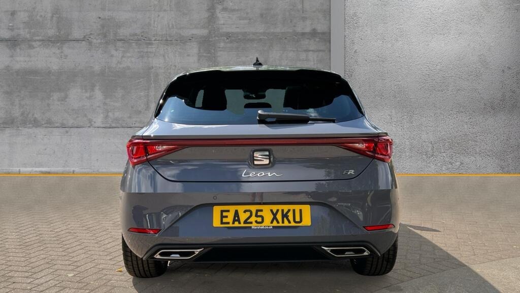 
								2025 SEAT Leon 1.5 TSI FR Black Edition full									