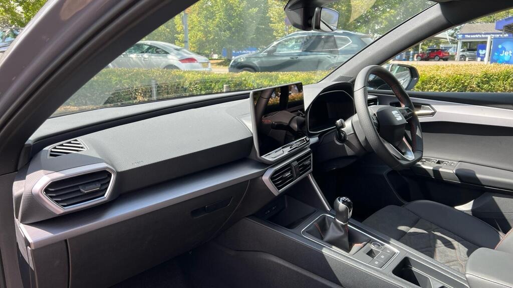 
								2025 SEAT Leon 1.5 TSI FR Black Edition full									