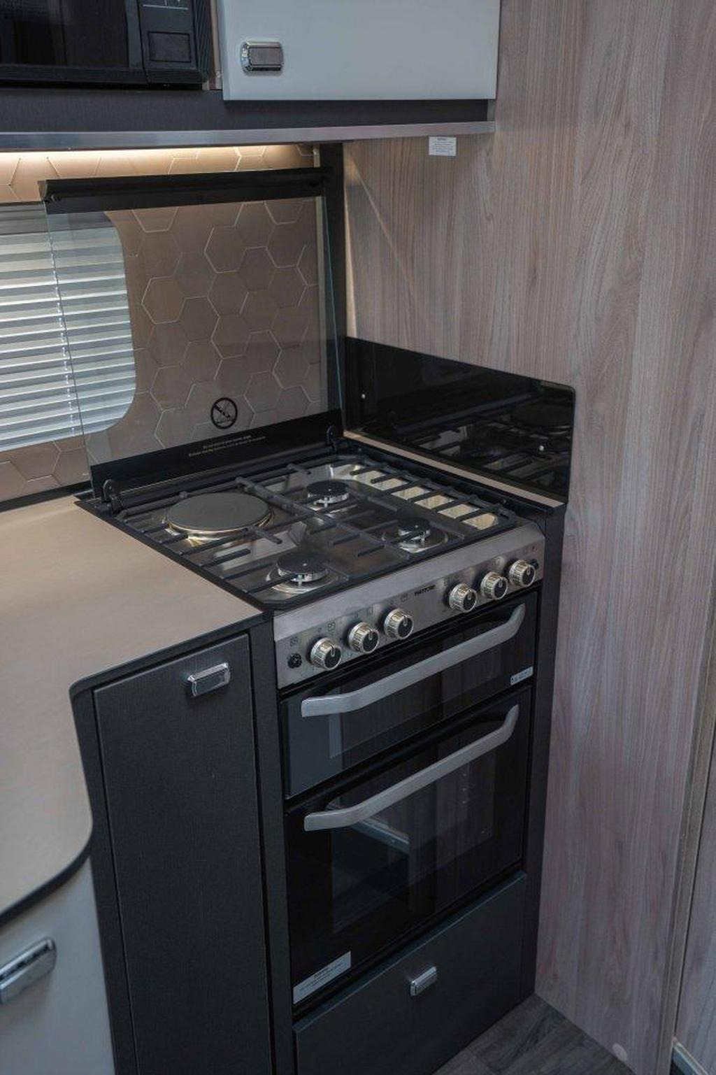 
								2024 Swift Kon-Tiki 894 180BHP Auto full									