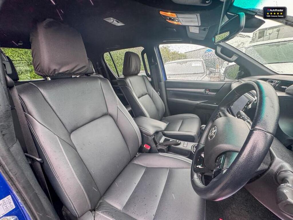 
								2023 Toyota Hilux Invincible X D-4D 2.8 LT full									