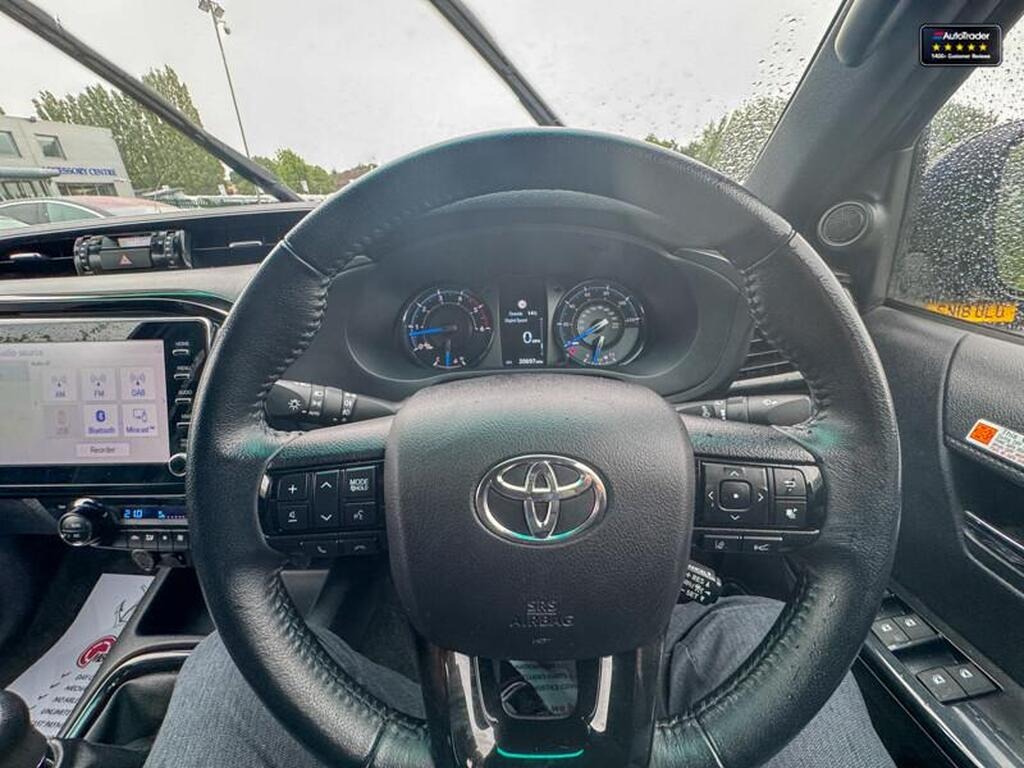 
								2023 Toyota Hilux Invincible X D-4D 2.8 LT full									