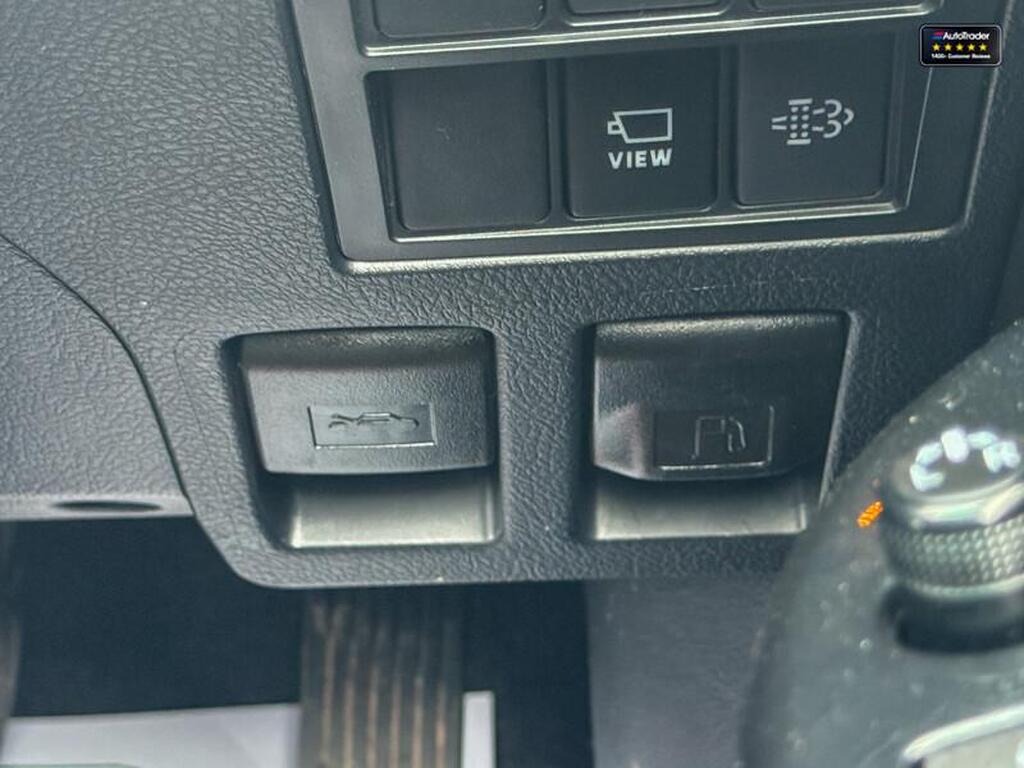 
								2023 Toyota Hilux Invincible X D-4D 2.8 LT full									