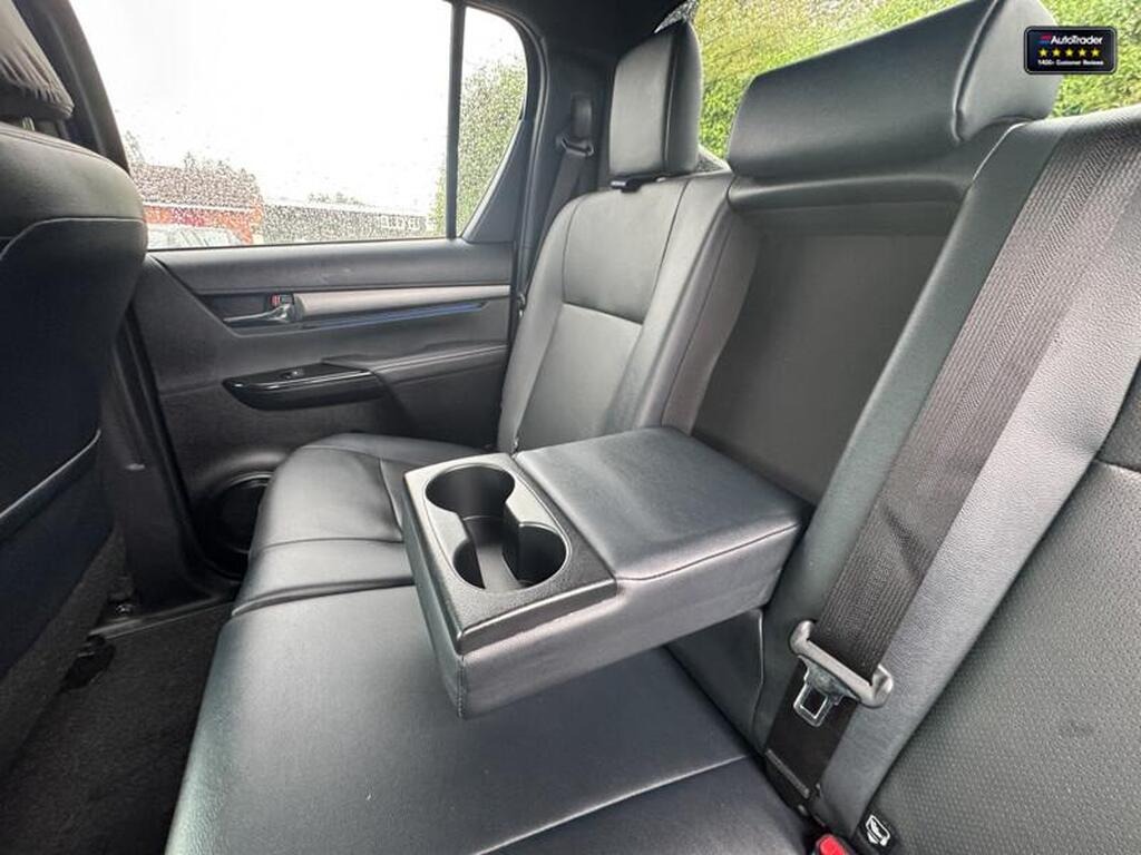 
								2023 Toyota Hilux Invincible X D-4D 2.8 LT full									