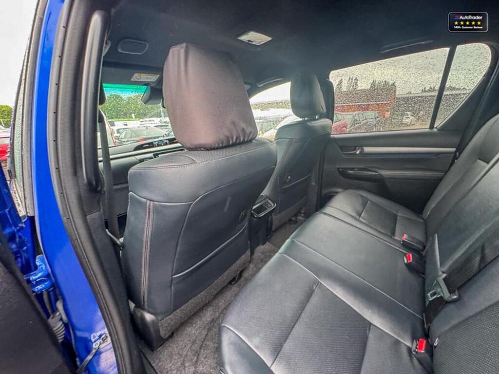 
								2023 Toyota Hilux Invincible X D-4D 2.8 LT full									