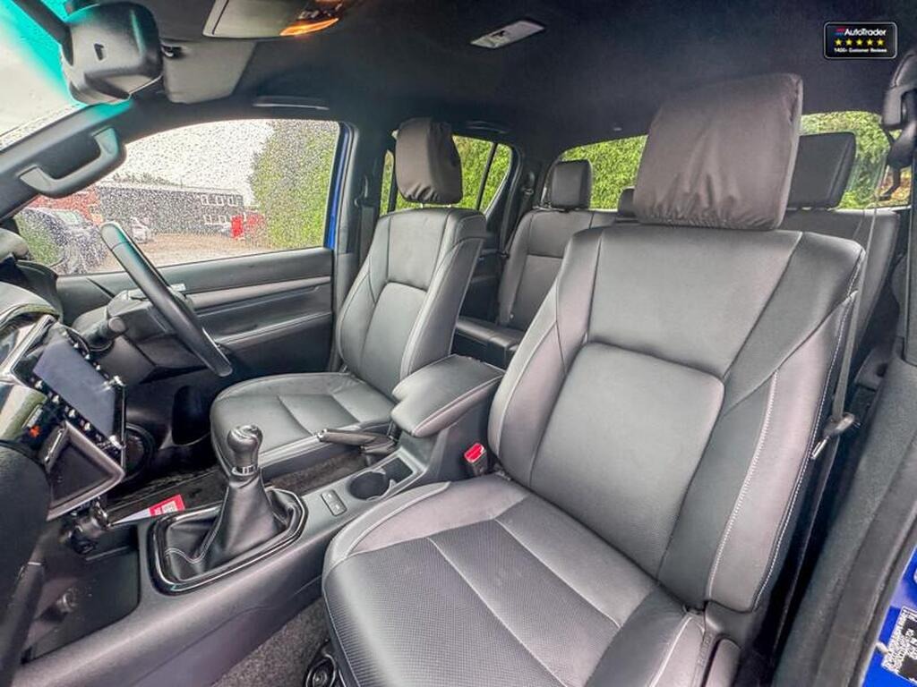 
								2023 Toyota Hilux Invincible X D-4D 2.8 LT full									